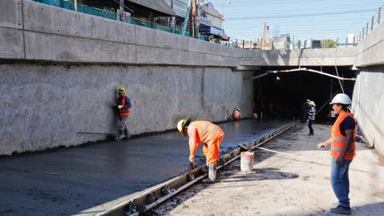 Pavimentan el cruce con hormigón para garantizar una mayor durabilidad.
