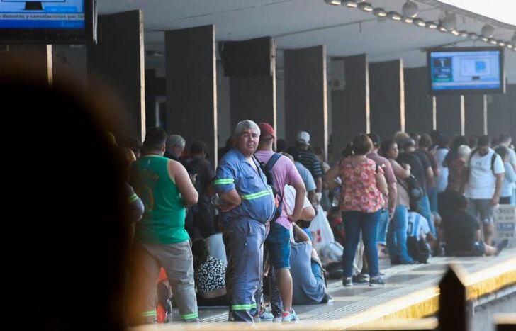 Mucha espera en medio de la ola de calor.