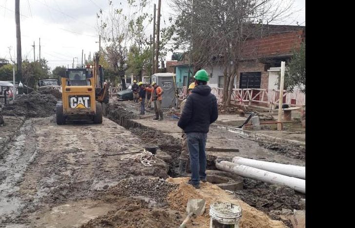 las cuadrillas trabajan en el frente situado en la intersección de las calles El plumerillo y baradero.