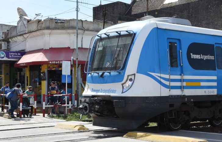 Desde este lunes el mínimo quedará a $25,20 para colectivos y $10,75 para el Roca.