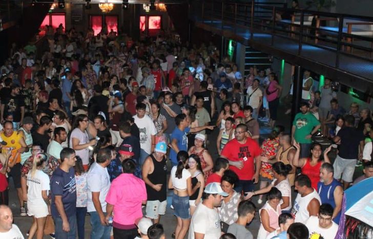 Adolescentes, jóvenes y adultos disfrutan de la música y el baile.