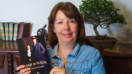 La autora con su primer libro autogestivo.