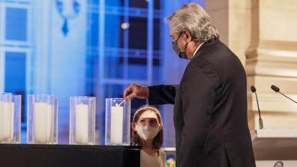 Alberto homenajeó a las víctimas del Coronavirus.