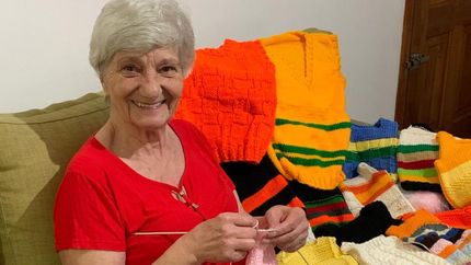 Mirta de Banfield va a tejer para los niños y niñas.