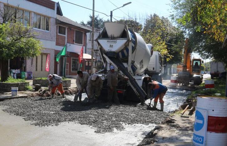 Arreglos sobre Larroque y Tucumán, en Banfield Oeste.
