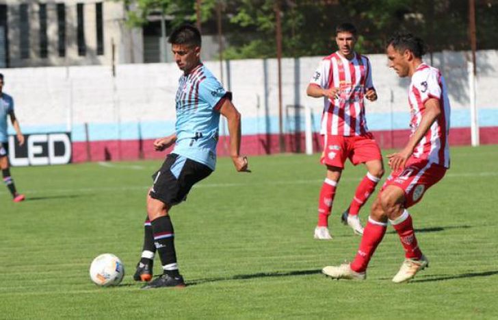 Enrique va en busca del balón.