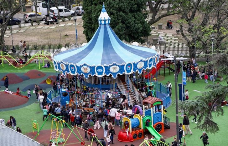 El carrousel de la Plaza Grigera está abierto de 11 a 20.