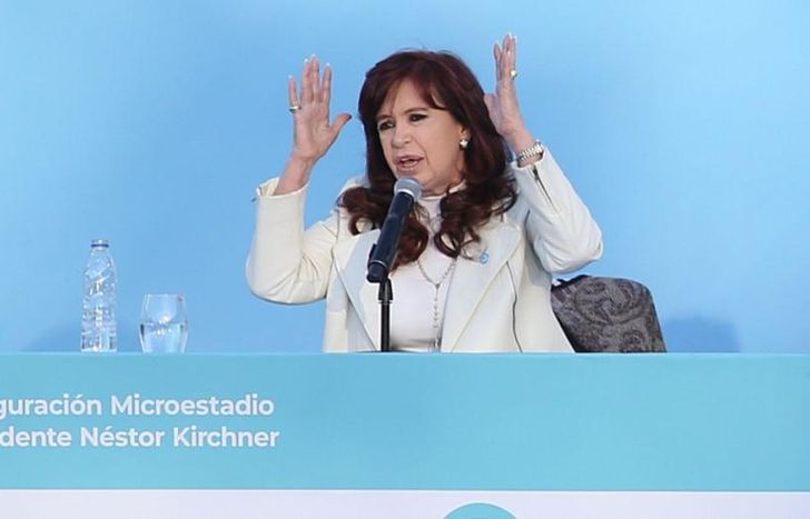 Cristina Kirchner le respondió con firmeza a Javier Milei las acusaciones de adoctrinamiento.