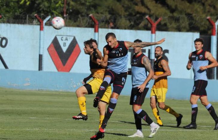 Brown sumó minutos de fútbol frente a Mitre de Santiago.