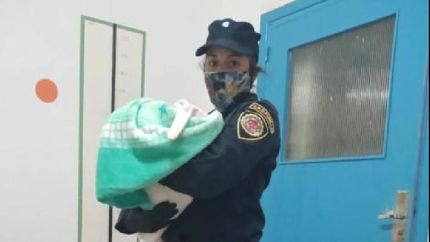 la beba con la oficial que la rescató en Córdoba.