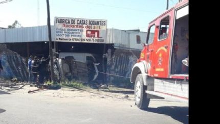El impacto fue tan fuerte que las víctimas quedaron atrapadas entre los fierros.