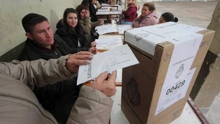 a que hora se conoceran los primeros resultados de la eleccion de domingo