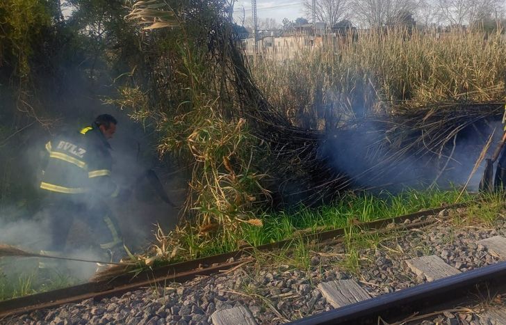 El incendio ocurrió al lado de las vías del tren.