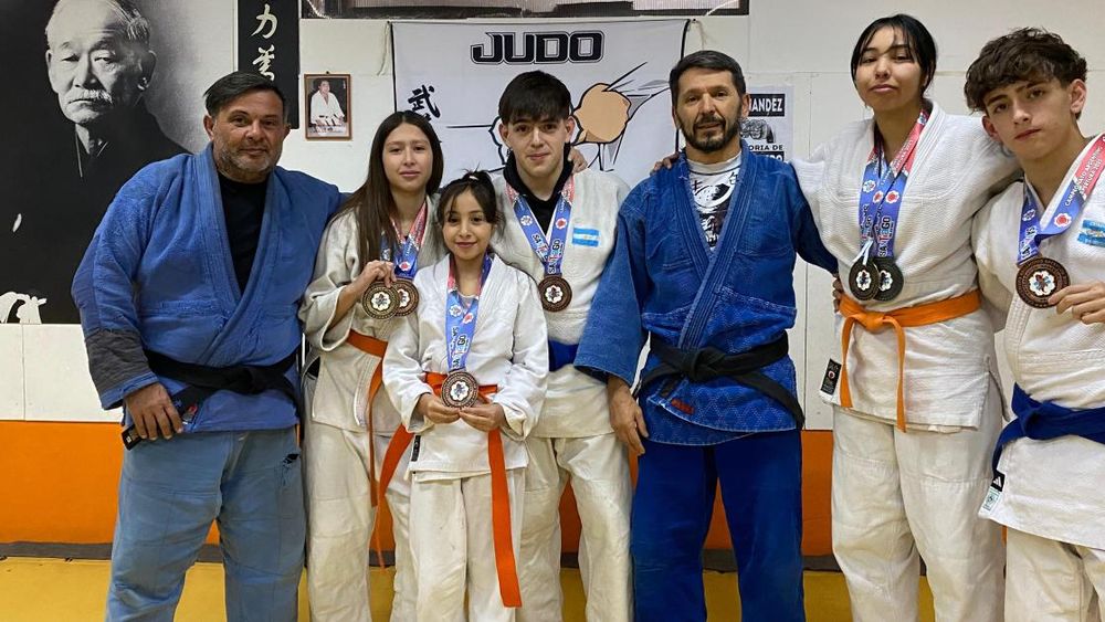 Gabriel junto a sus alumnos. Juntos forman una gran familia a partir del deporte.