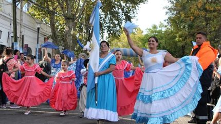 organizan un gran desfile y una pena para celebrar el 25 de mayo en lomas