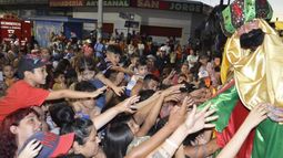 Miles de familias se acercaron al centro comercial de Fiorito para ver a los Reyes Magos.