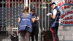 Los equipos de salud recorren hogares y comercios para hablar sobre las medidas de cuidado.