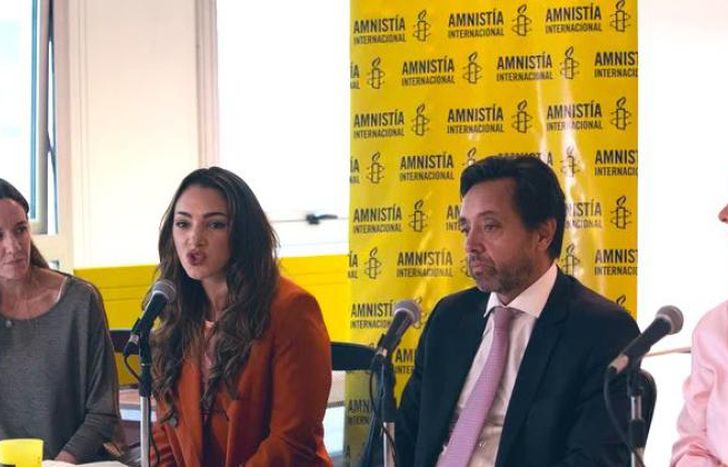 La actriz en conferencia de prensa.