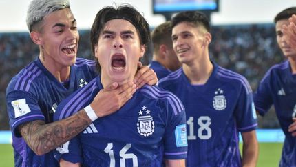 Romero, con un golazo, deleitó a todos con su fútbol.