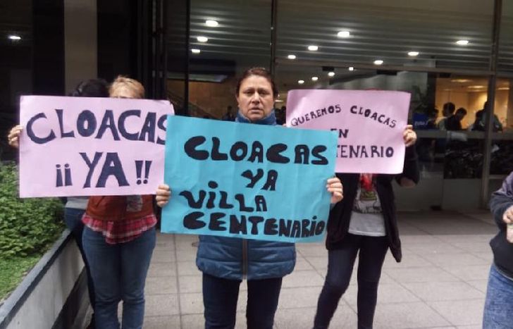 Grupos de vecinos concurrieron a la empresa para exigir respuestas.