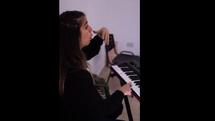 COMENZÓ A ESTUDIAR CANTO A LOS 12 AÑOS.