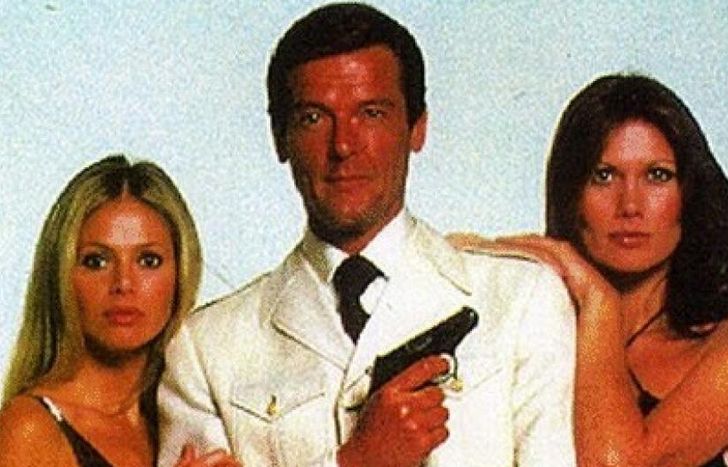 Roger Moore, comos James Bond.