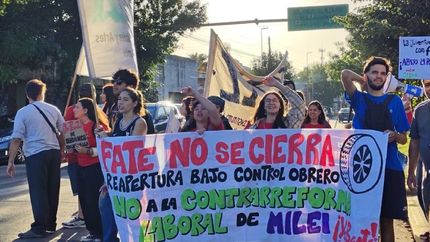 Estudiantes de Lomas de Zamora y de la UNLa se manifestaron en defensa de los trabajadores de Fate.