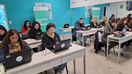 El lugar tiene netbooks y diferentes aparatos electrónicos.