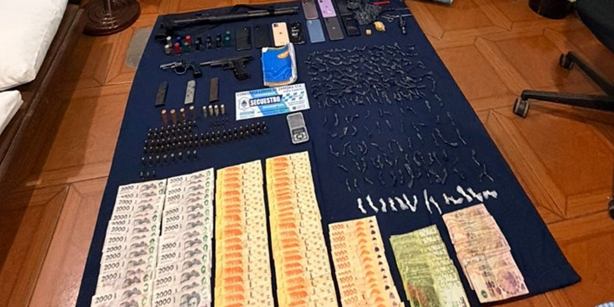 Drogas y dinero incautados en el operativo.