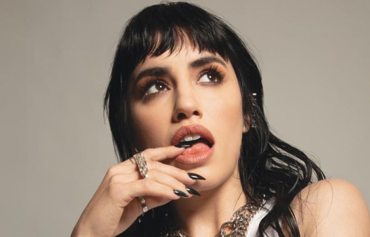 Lali regresa a España.