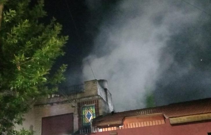 La humareda asustó a los vecinos del barrio.