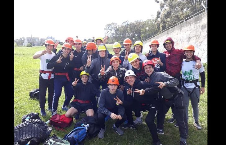 En los día libre, los chicos del Defe disfrutaron del deporte aventura con rápel y canotaje.