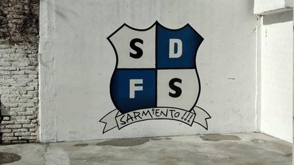 El escudo presente, en las paredes y el nuevo playón deportivo.
