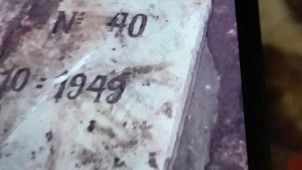 Parte de la urna con tapa de mármol.