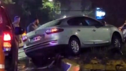El auto terminó arriba del boulevard.