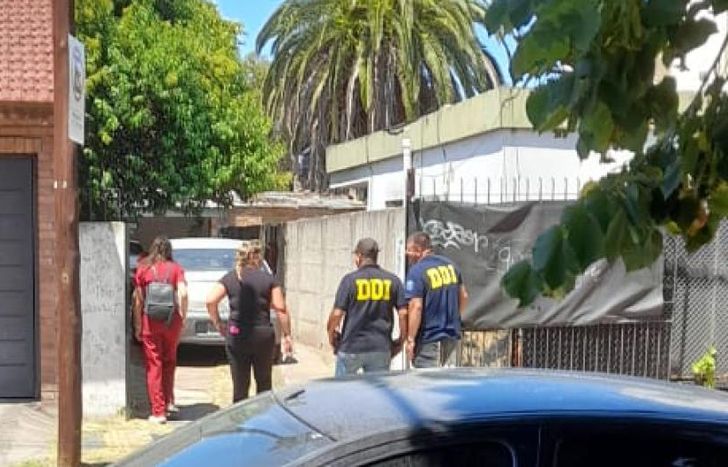 Allanamiento en la casa de la familia denunciada por lastimar y mutilar animales.