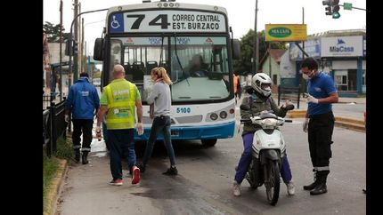 controles en brown: suben a colectivos para tomarles la fiebre a los pasajeros