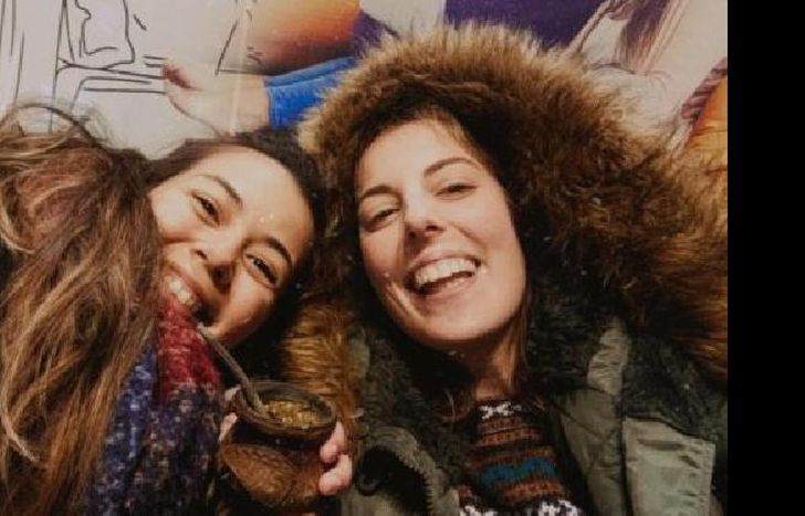 se fue junto a su amiga a trabajar porque ambas son pasteleras.