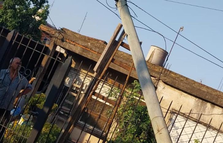 El poste impacó contra la reja de una casa.