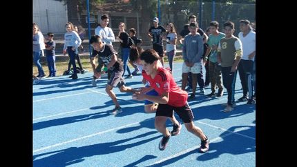 chicos, grandes, jóvenes se entrenan a toda hora en el nuevo circuito del parque.