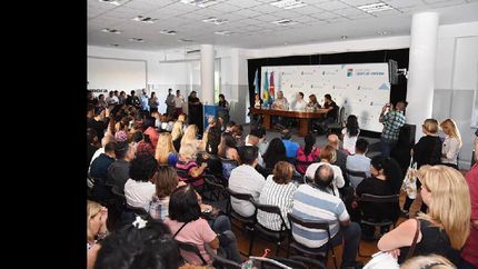 funcionarios, docentes y estudiantes concurrieron al salón.