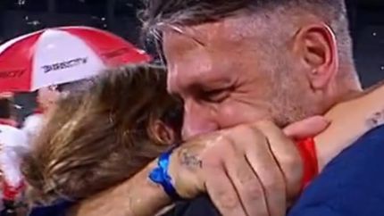 Evangelina Anderson y Martín Demichelis, a puro abrazo.