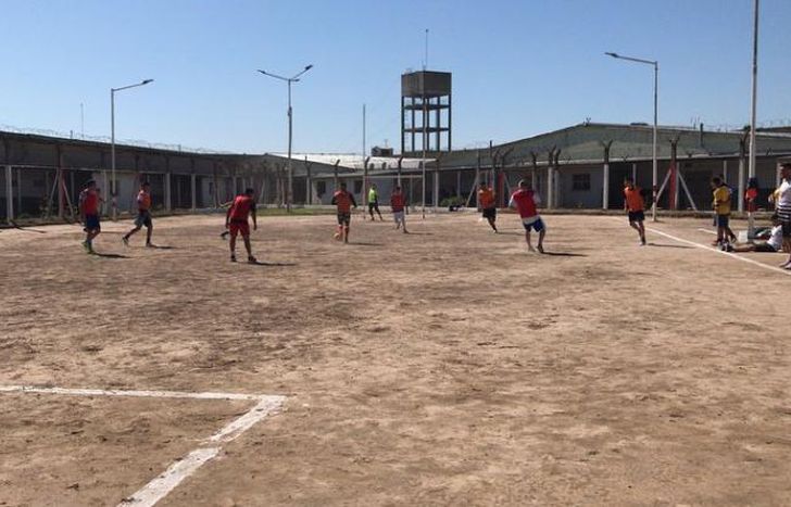 Los 10 pabellones de la Unidad armaron equipos de fútbol.