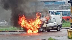 La camioneta quedó envuelta en llamas.