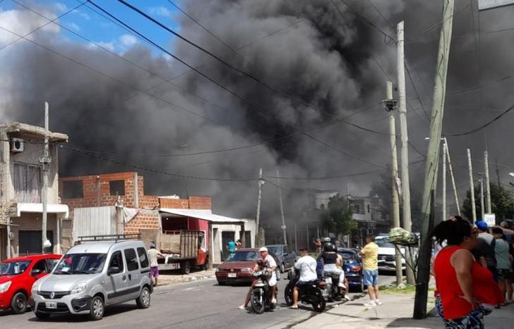 El fuego generó una inmensa nube de humo.