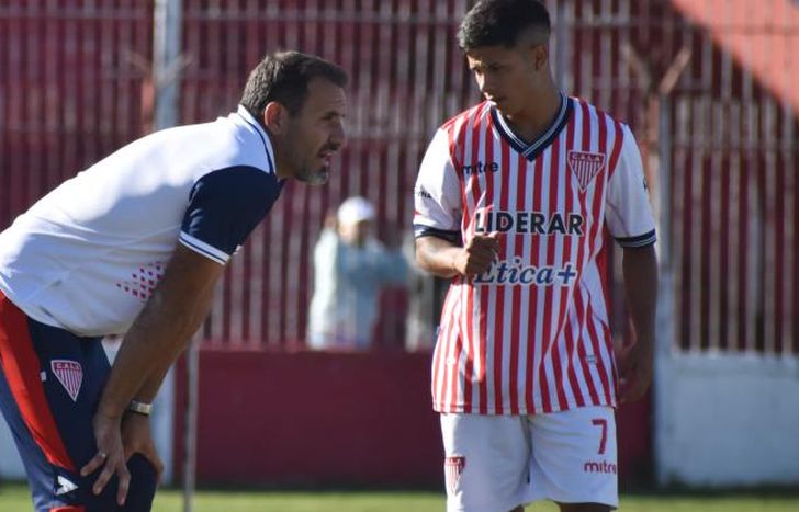 Franchini le da indicaciones a Cucho Pérez.