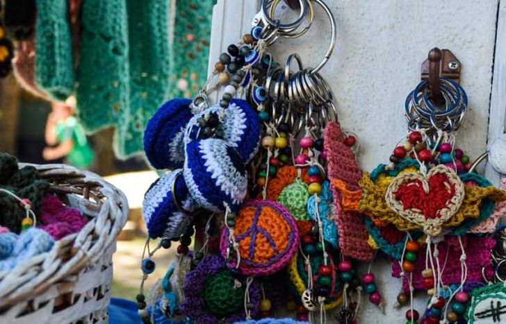 Crea todo tipo de prendas y accesorios.