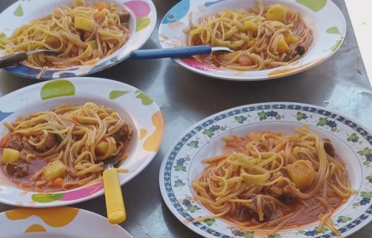 Para que la gente del comedor pueda preparar un plato de comida para donar.