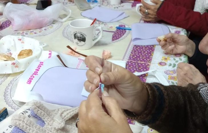 Enseñan a confeccionar elementos de estimulación para bebés prematuros.
