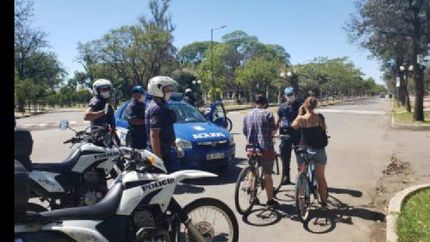 los policías tuvieron contacto físico con el individuo porque se resistió a ser detenido.